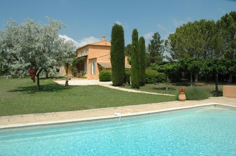 Notre zone d'activité pour ce service Grande villa provençale en pierres avec dépendance